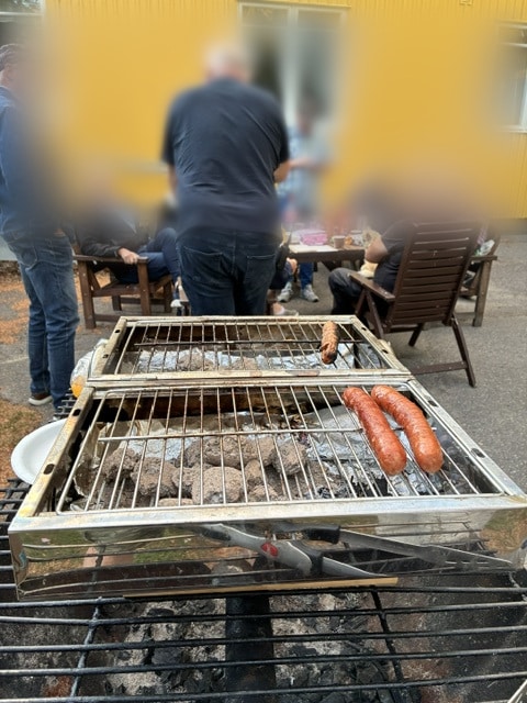 Grillen var igång och korven smakade fantastiskt gott i  trevligt sällskap.